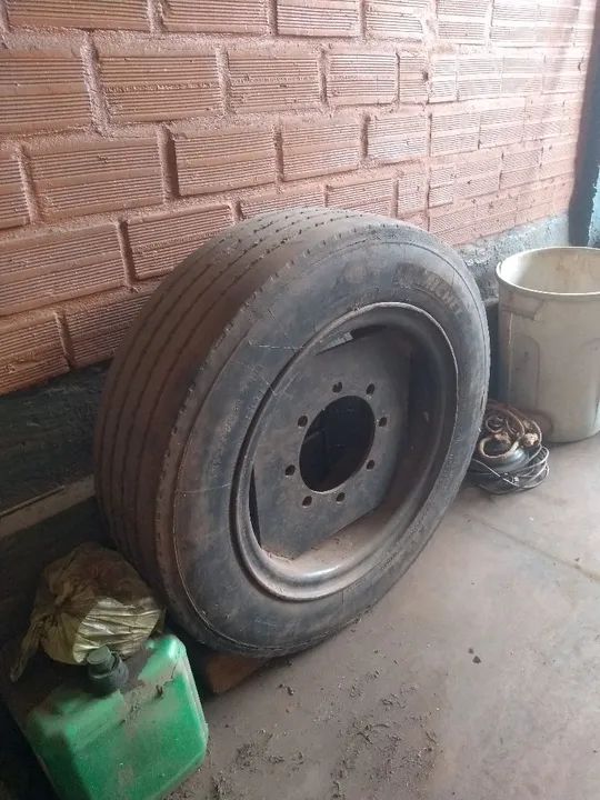 Vende-se 1 pneu usado, com roda, para implementos agrícola ou industrial  - Foto 2