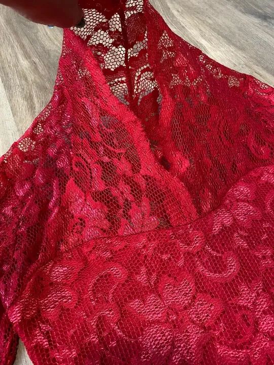 Vestido mídi vermelho rendado  - Foto 2