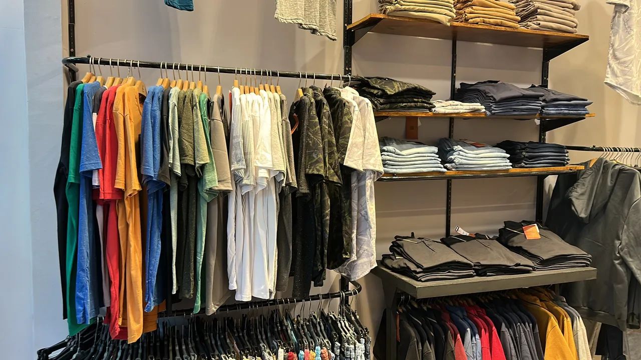 Passo mobília completa e estoque grande de roupas  - Foto 4