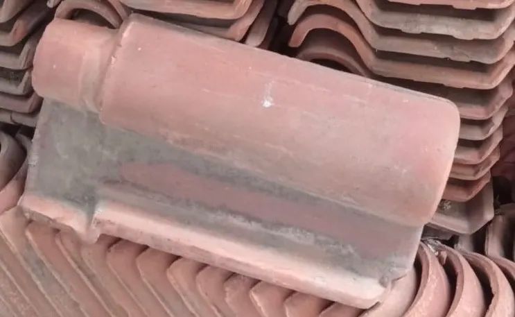 Telhas de cerâmica usadas