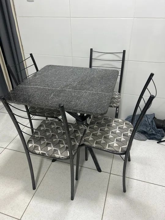 Mesa de marmore com 4 cadeiras
