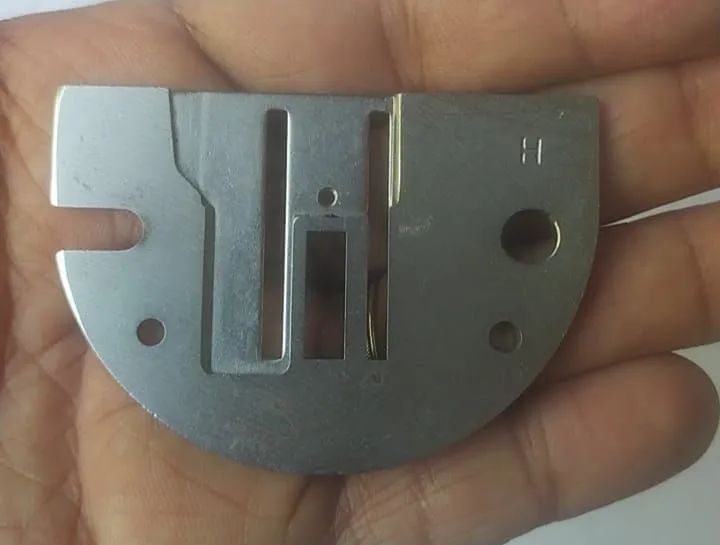 Peça para máquina de costura - Chapa Agulha Zig Zag Singer 240 242 247 248 288 872 875 974 - Foto 2