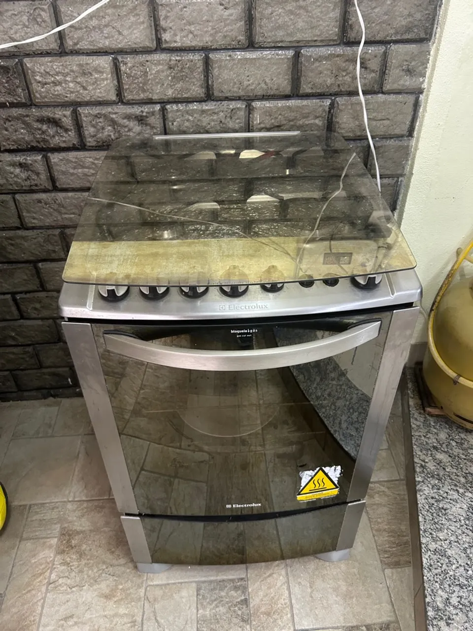 Fogão Electrolux com tampa de vidro