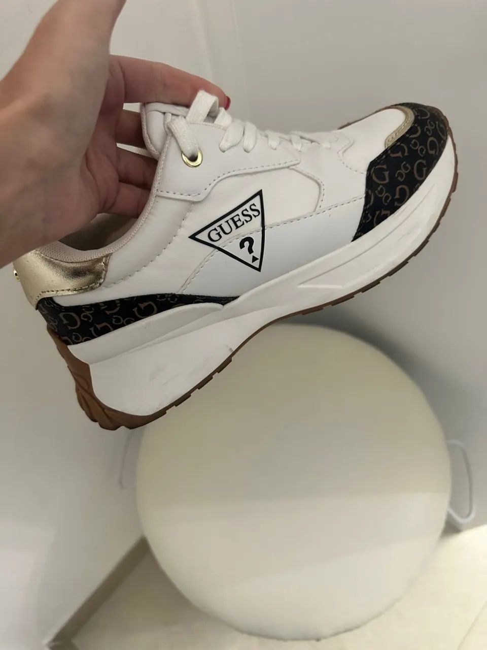 Tênis Guess Branco com Detalhes Marrons - Foto 2