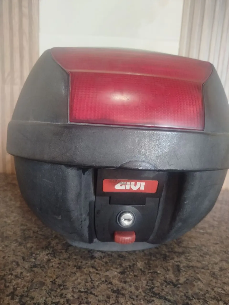 Baú Givi - Preto com Luz de Freio