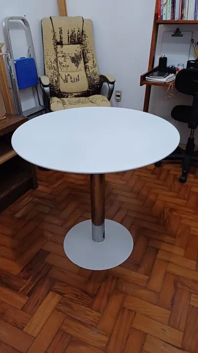 Mesa redonda pequena
