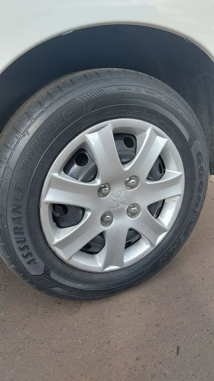 Vendo jogo de rodas de ferro peugeot com calotas e pneus  - Foto 2