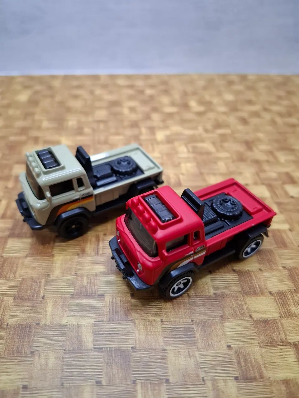 Kit com 2 HotWheels + Brinde