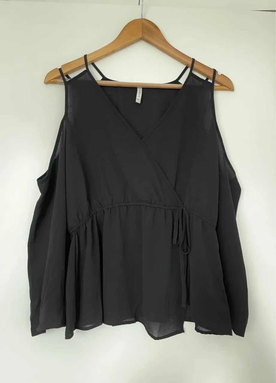 Blusa preta com decote ombro a ombro tam G Aishty - Foto 2