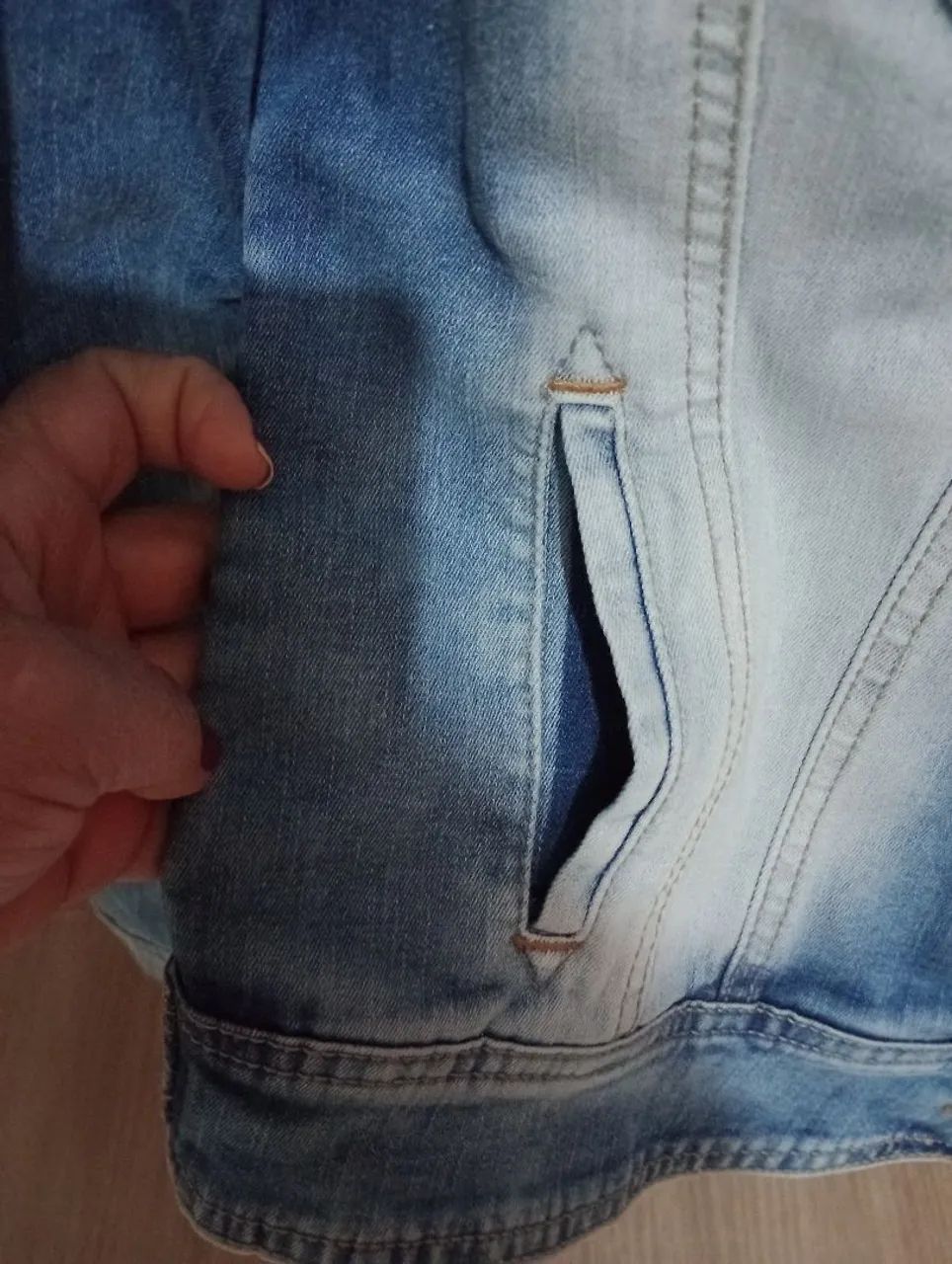 Jaqueta jeans com Lycra,com bolsos internos . - Foto 4