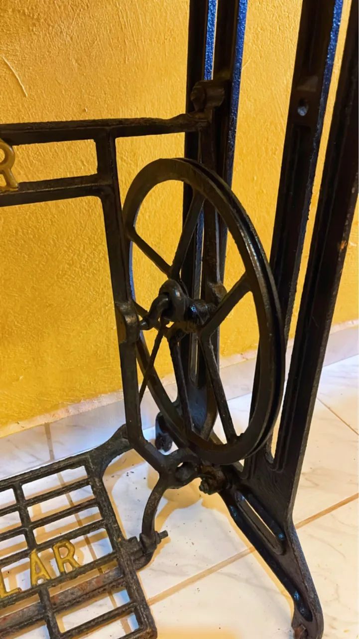 Pé de máquina de costura antigo Reilar Altura  - Foto 2