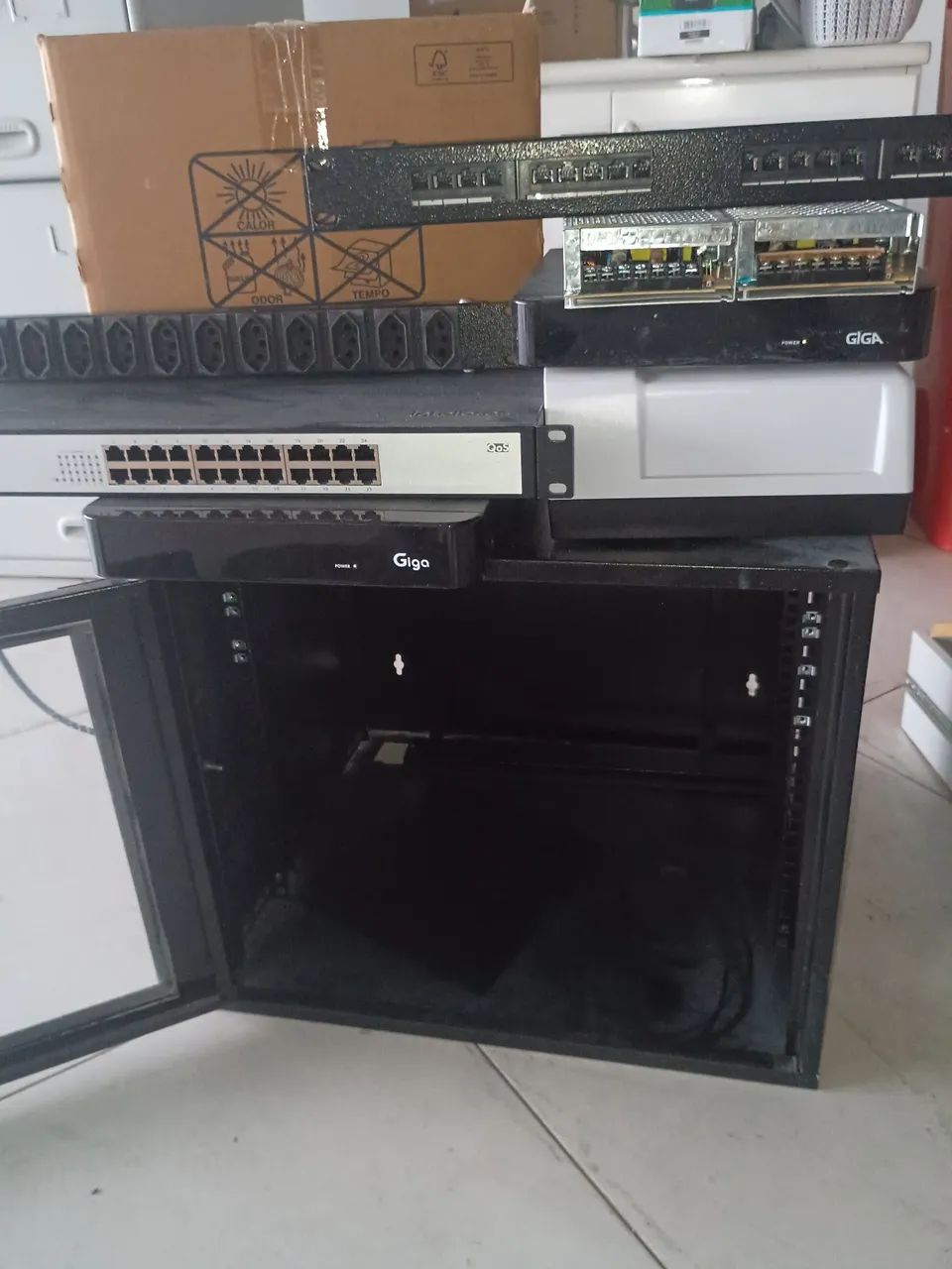 Rack  + equipamentos de rede + equipamentos de telefonia