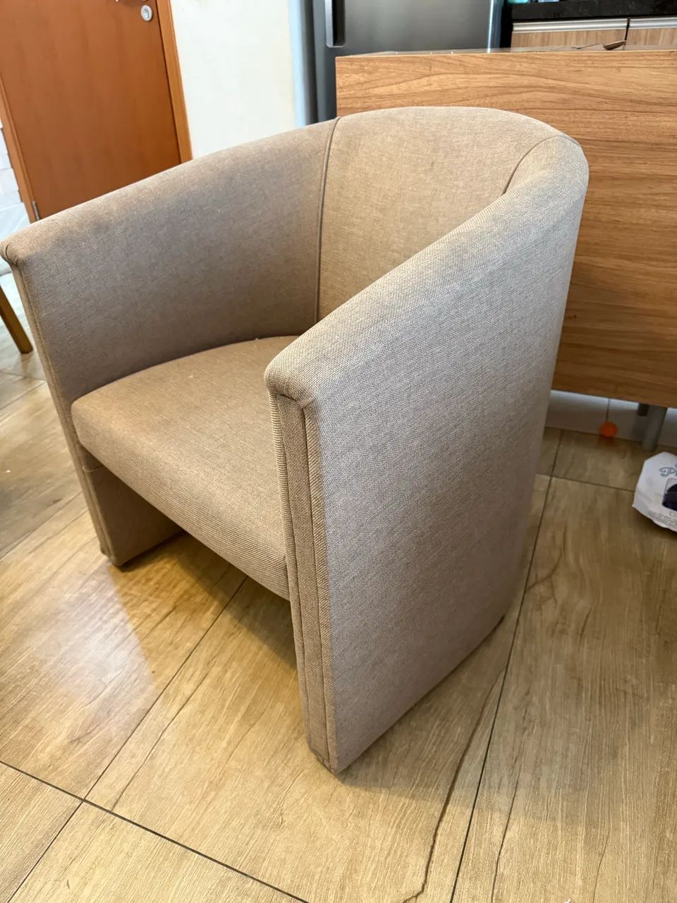Poltrona Ferradura Tecido Marrom Claro - Foto 2