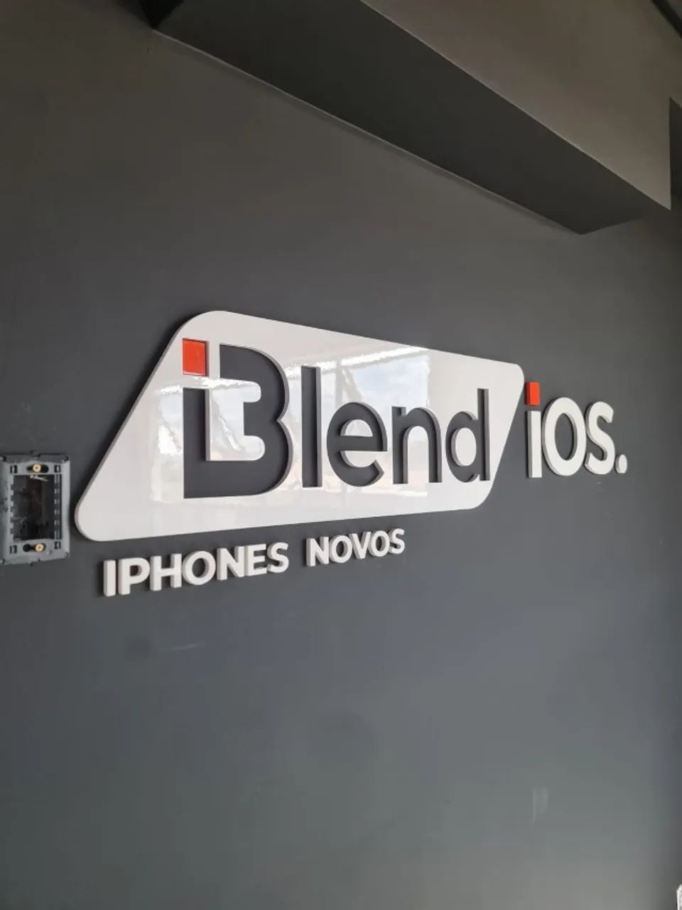 Letreiros em PVC Expandido com Pintura Automotiva - Durabilidade e Estilo para Seu Negócio