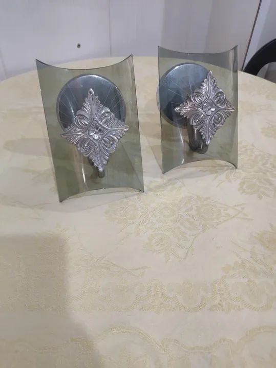 Par de Apliques de Parede em Vidro com Detalhes em Metal