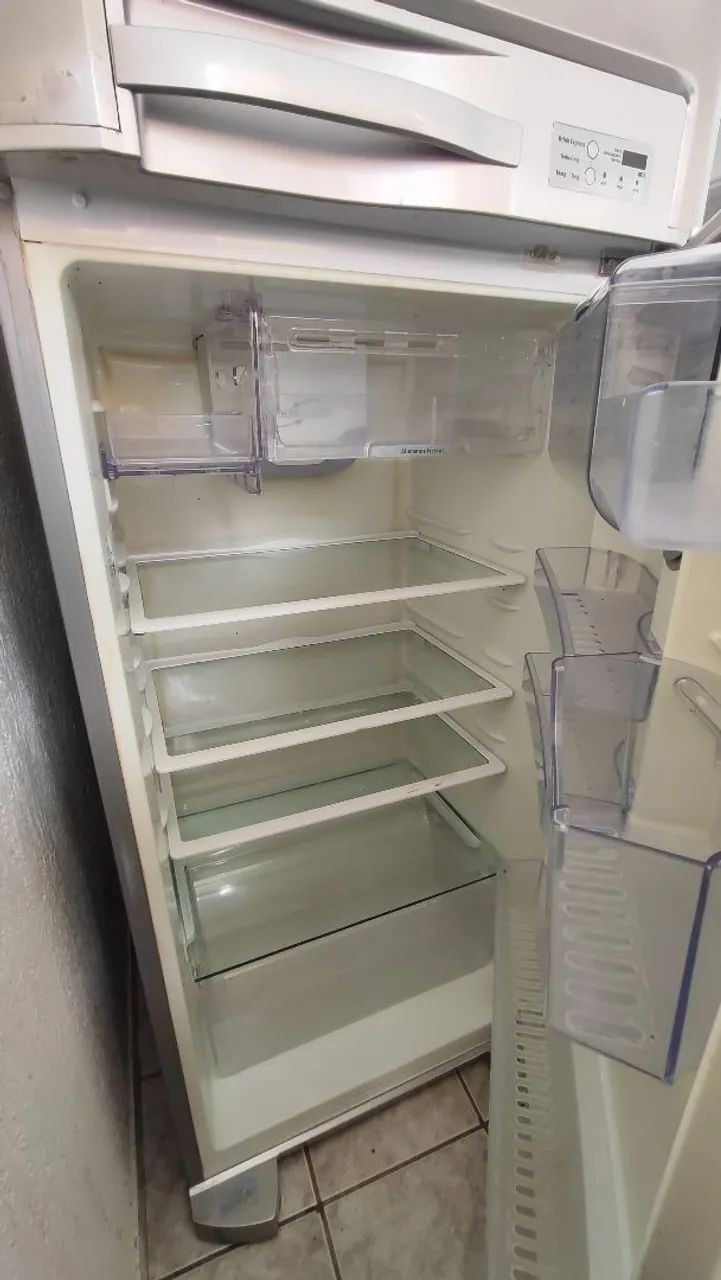 Geladeira Eletrolux 420 litros com Dispenser de Água - Foto 3