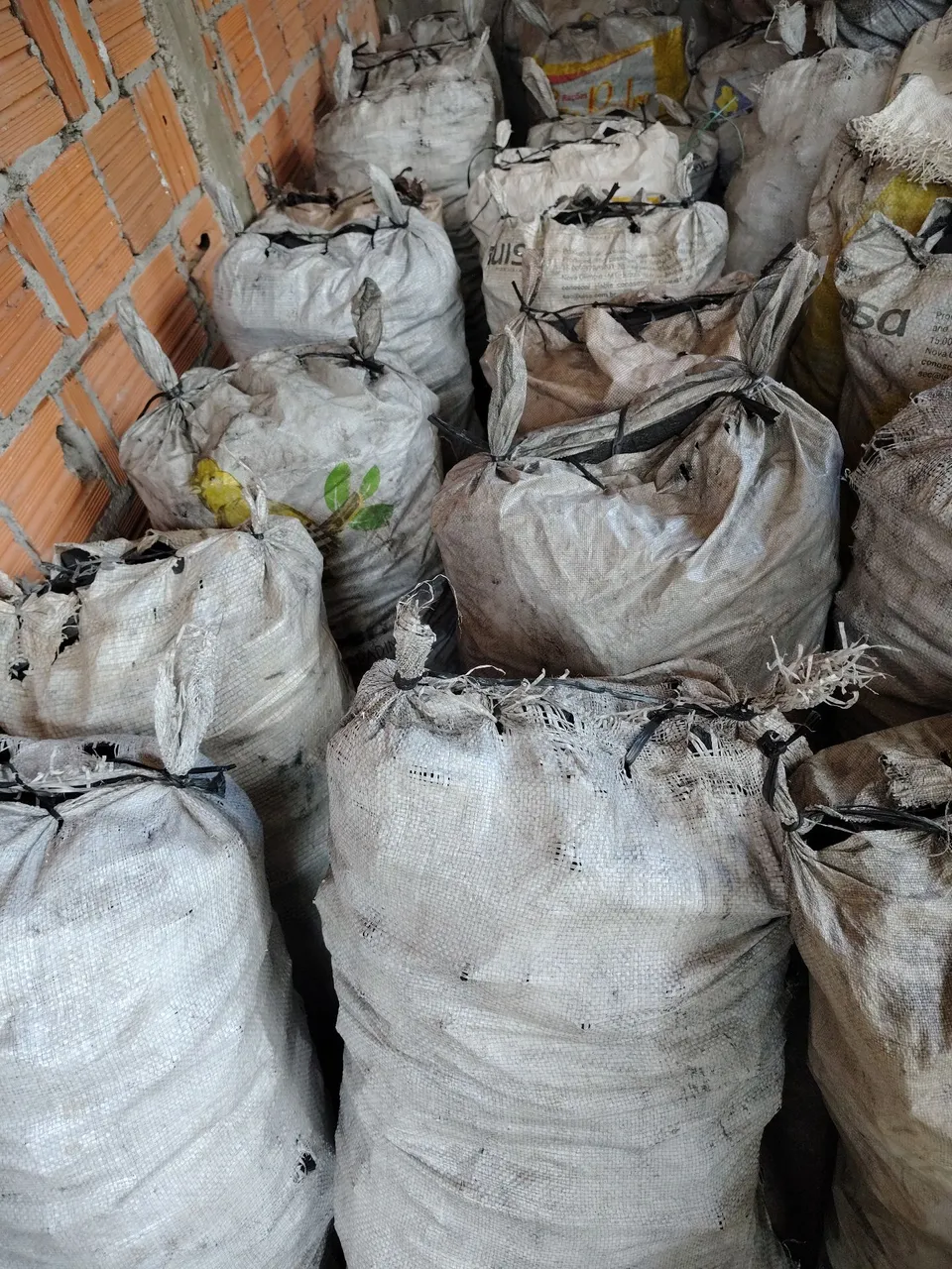 Vende-se Saca de Carvão Para Retirada