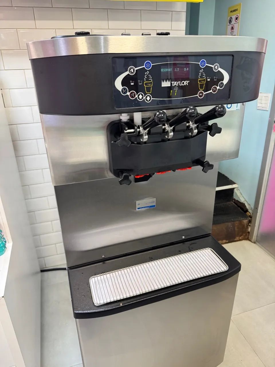 Máquina de sorvetes Taylor C713