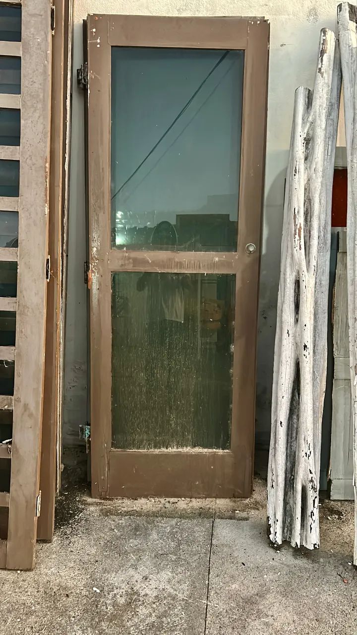 Portas madeira com vidros medindo 2,10x0,74 completo com caixão
