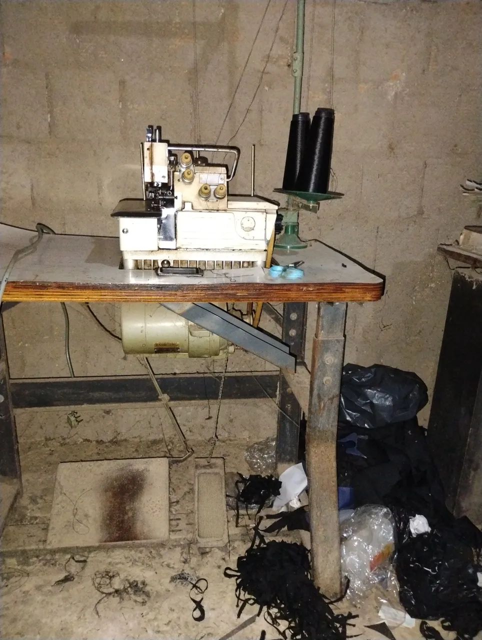 5-thread industrial overlock sewing machine can also use 3 threads64573484774530120