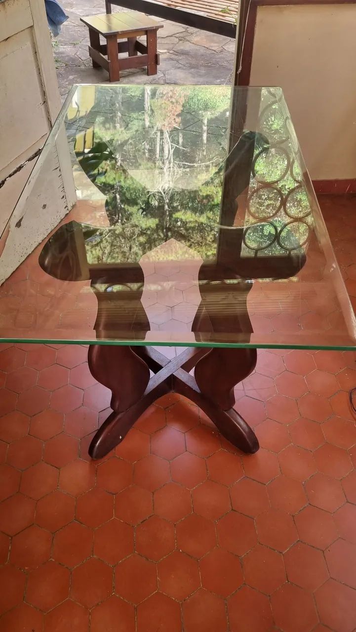Mesa com tampo de vidro e pés em madeira com design diferenciado
