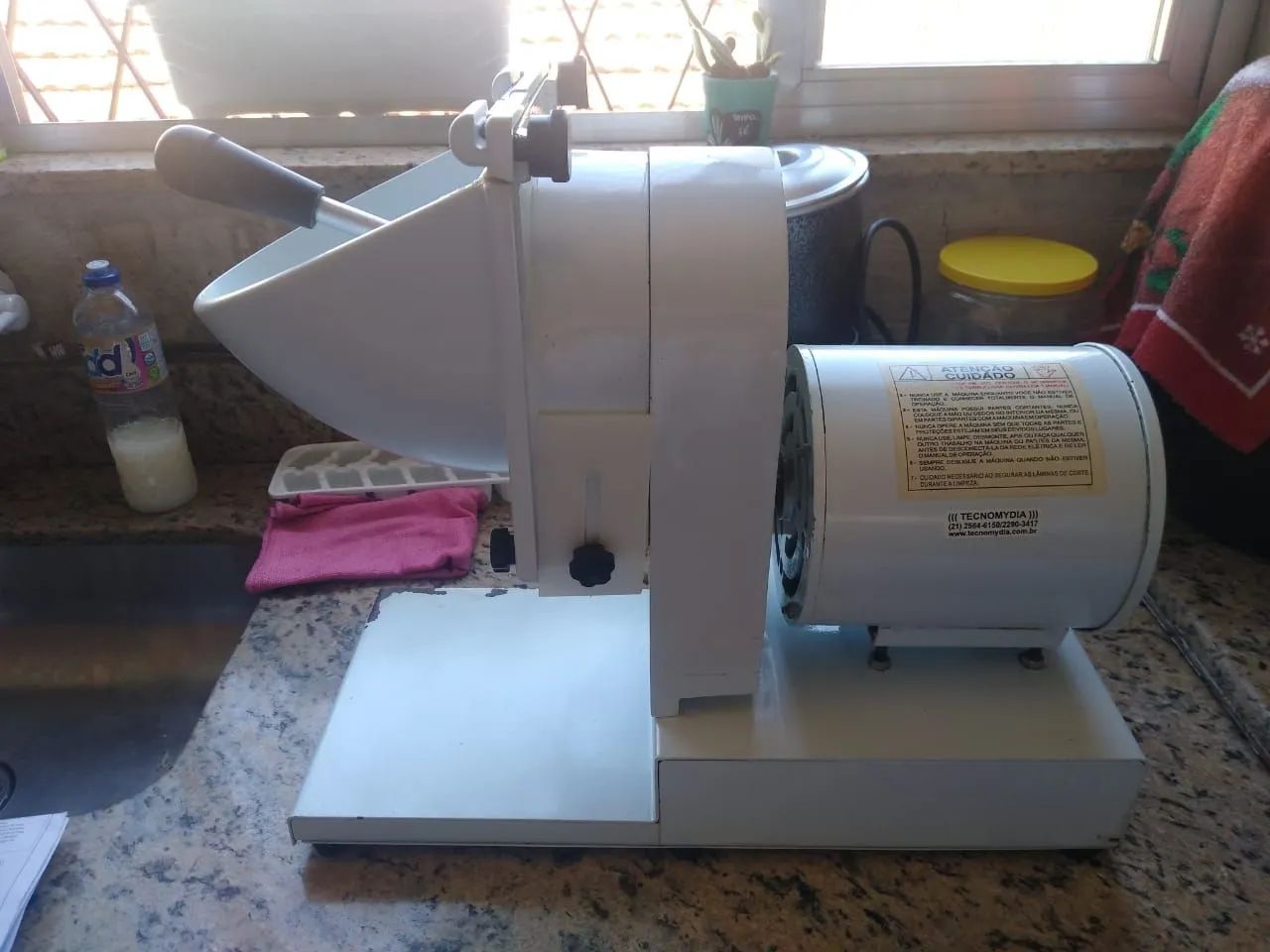 Ralador de côco e queijo, elétrico, industrial, ( 110v ) usado, da marca ARBEL RLD 150