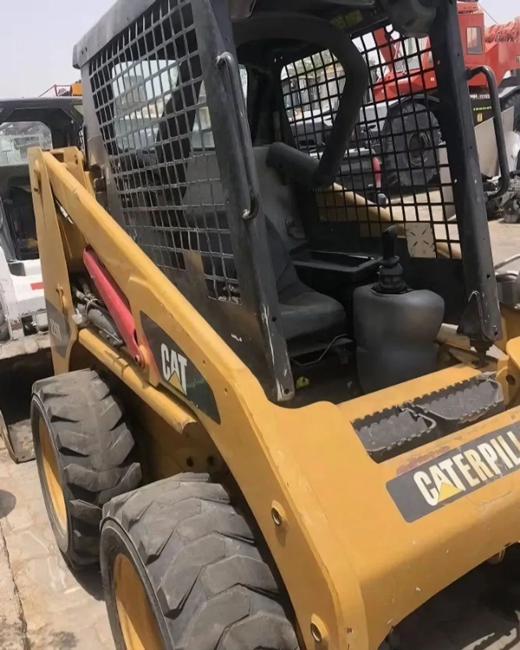 Mini Carregadeira Caterpillar 226B3 Ano 2014 - Foto 5