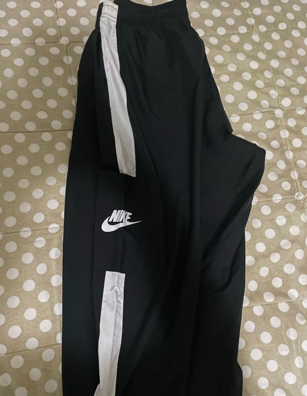 Calça Nike Jogger com detalhes em branco