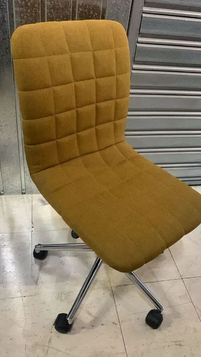 Cadeira estofada de rodinha