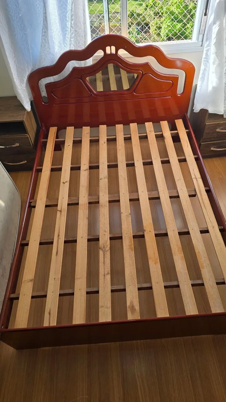 Cama de Madeira com Cabeceira 