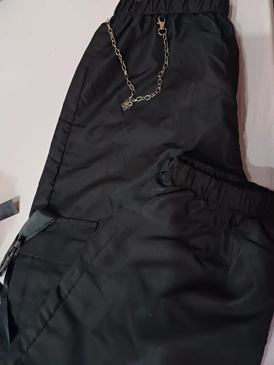 Calça Cargo Preta com Corrente e Detalhes Modernos