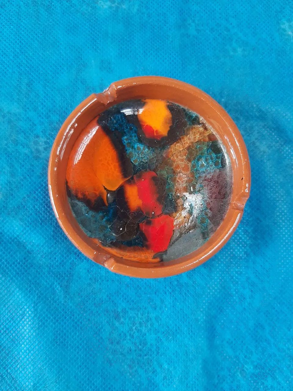 Cinzeiro artesanal em cerâmica