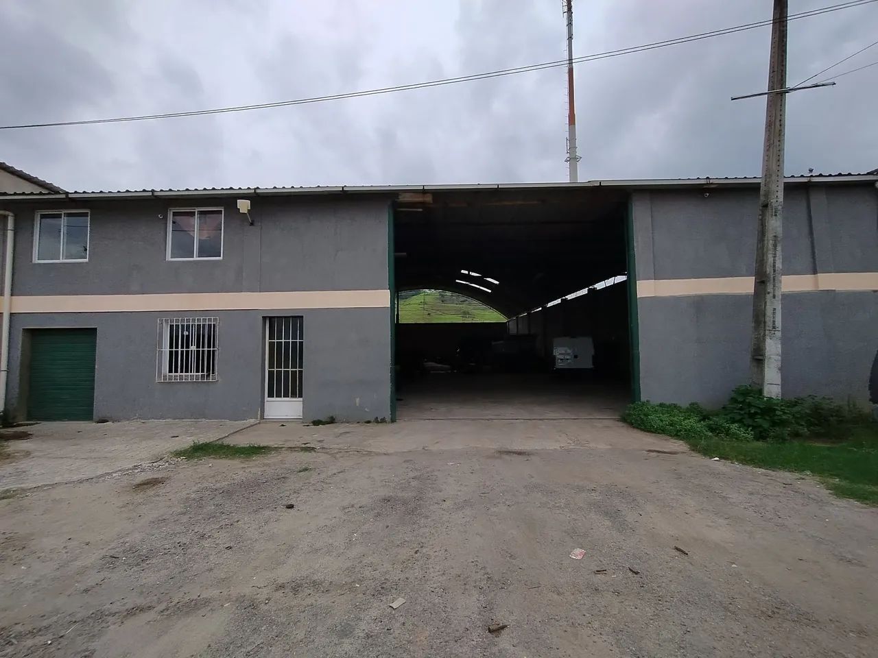 Alugo Galpão 1000m2 - Itaboraí  - Foto 4