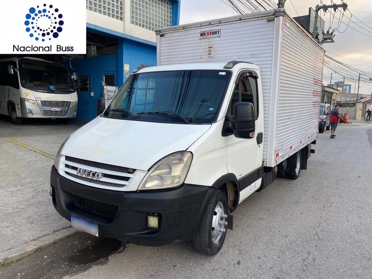Iveco 55c16 baú com plataforma - Foto 2