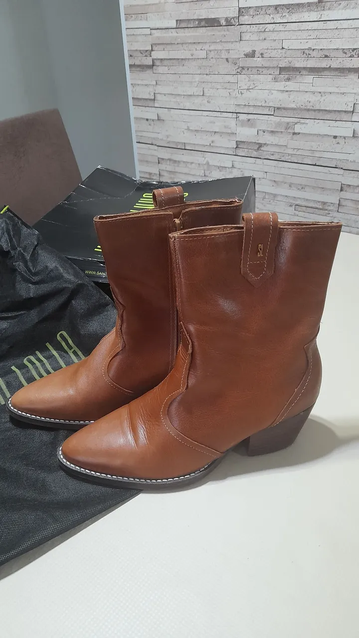 Vendo Bota de couro Santa Lolla seminova n 35