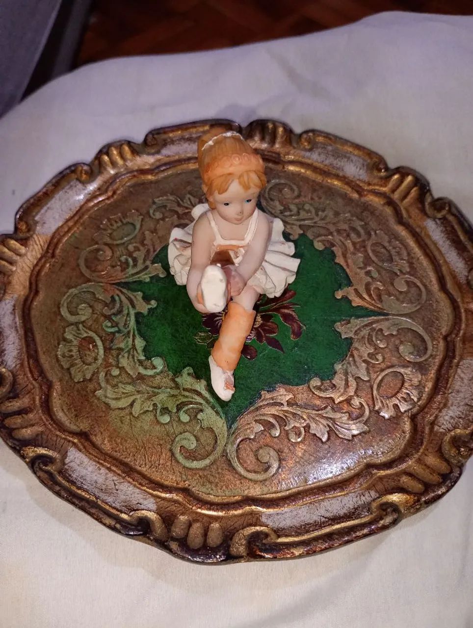 Delicada Bailarina em resina.  - Foto 4
