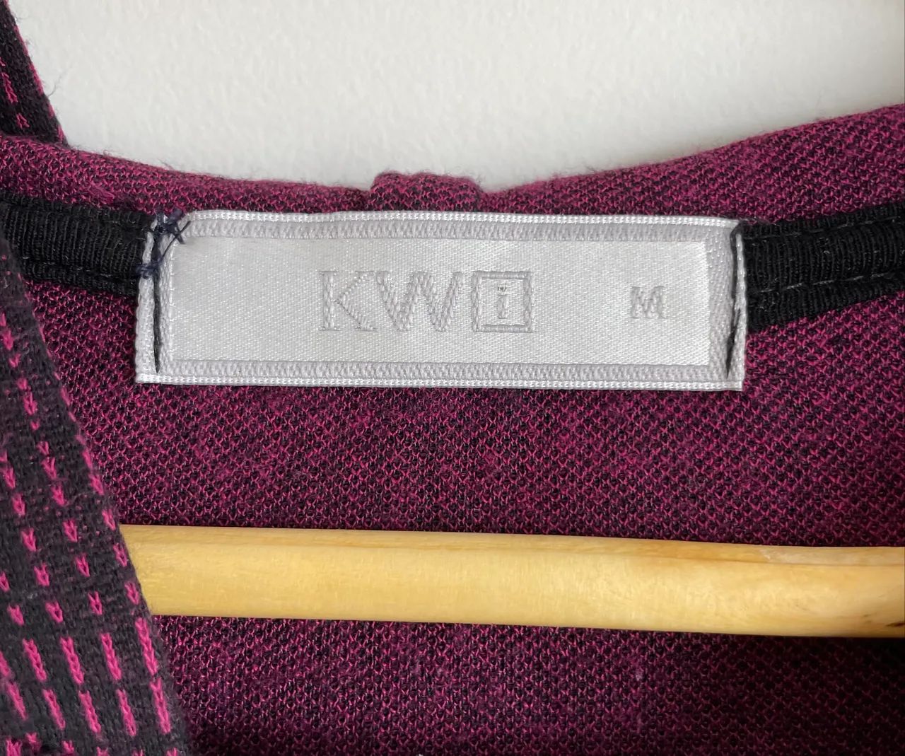 Blusa preta feminina M com capuz KWI - Foto 2