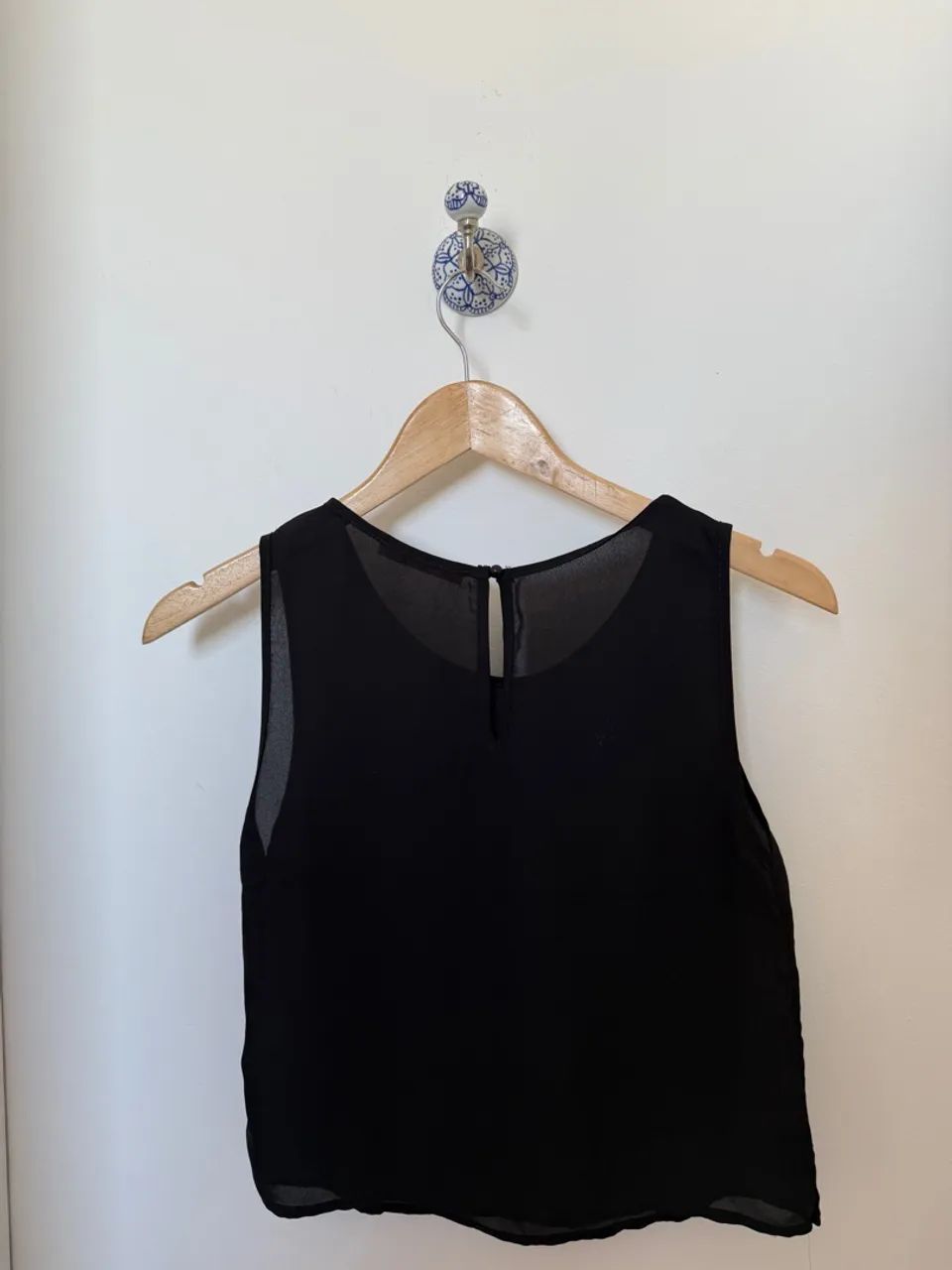 Blusa preta com aplicações e paetês - Foto 3