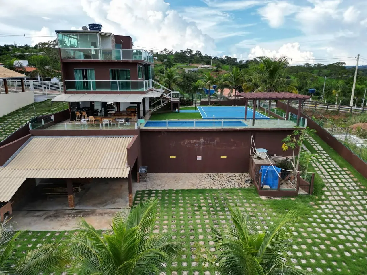 Chácara no Corumbá 4 com Triplex Alto Padrão à Venda em Condomínio Fechado