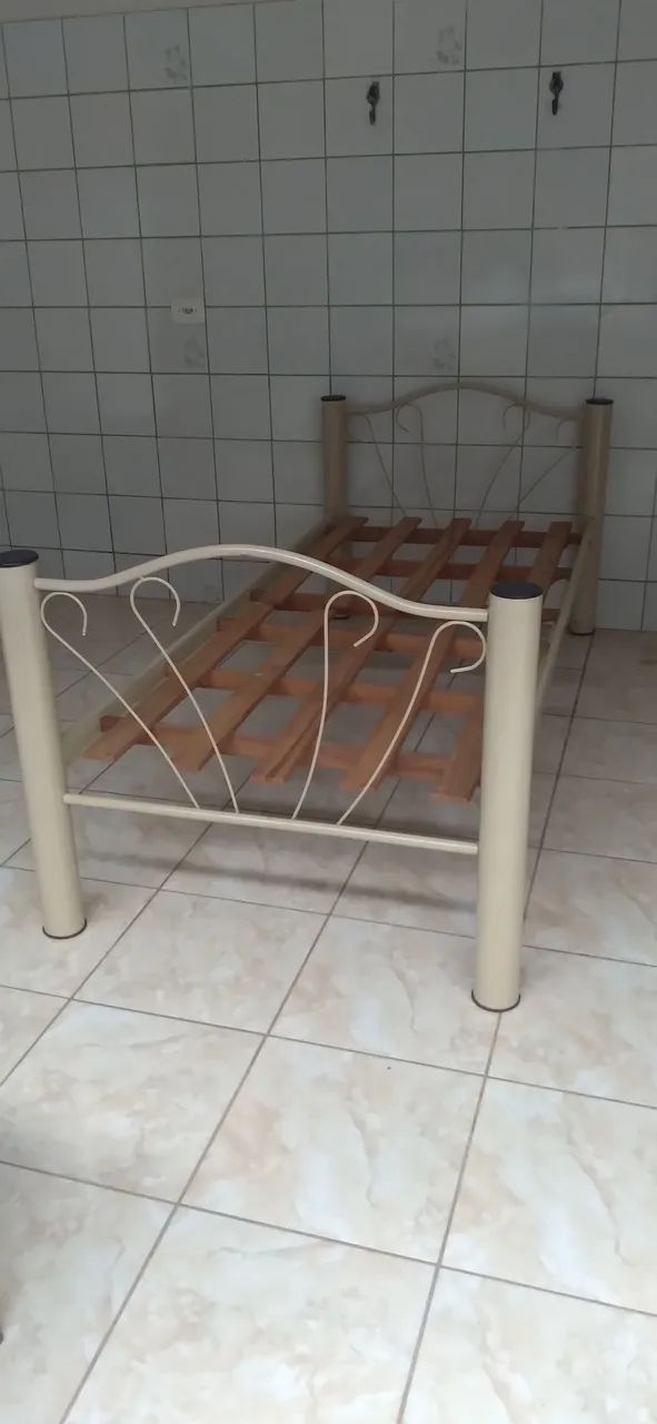 Vendo uma cama de solteiro 64962121464579120