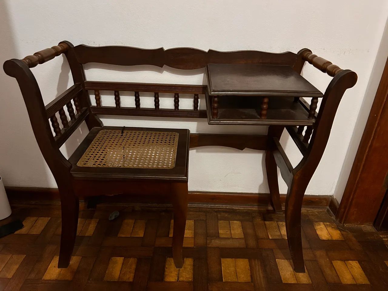 Mesinha de telefone antiga 