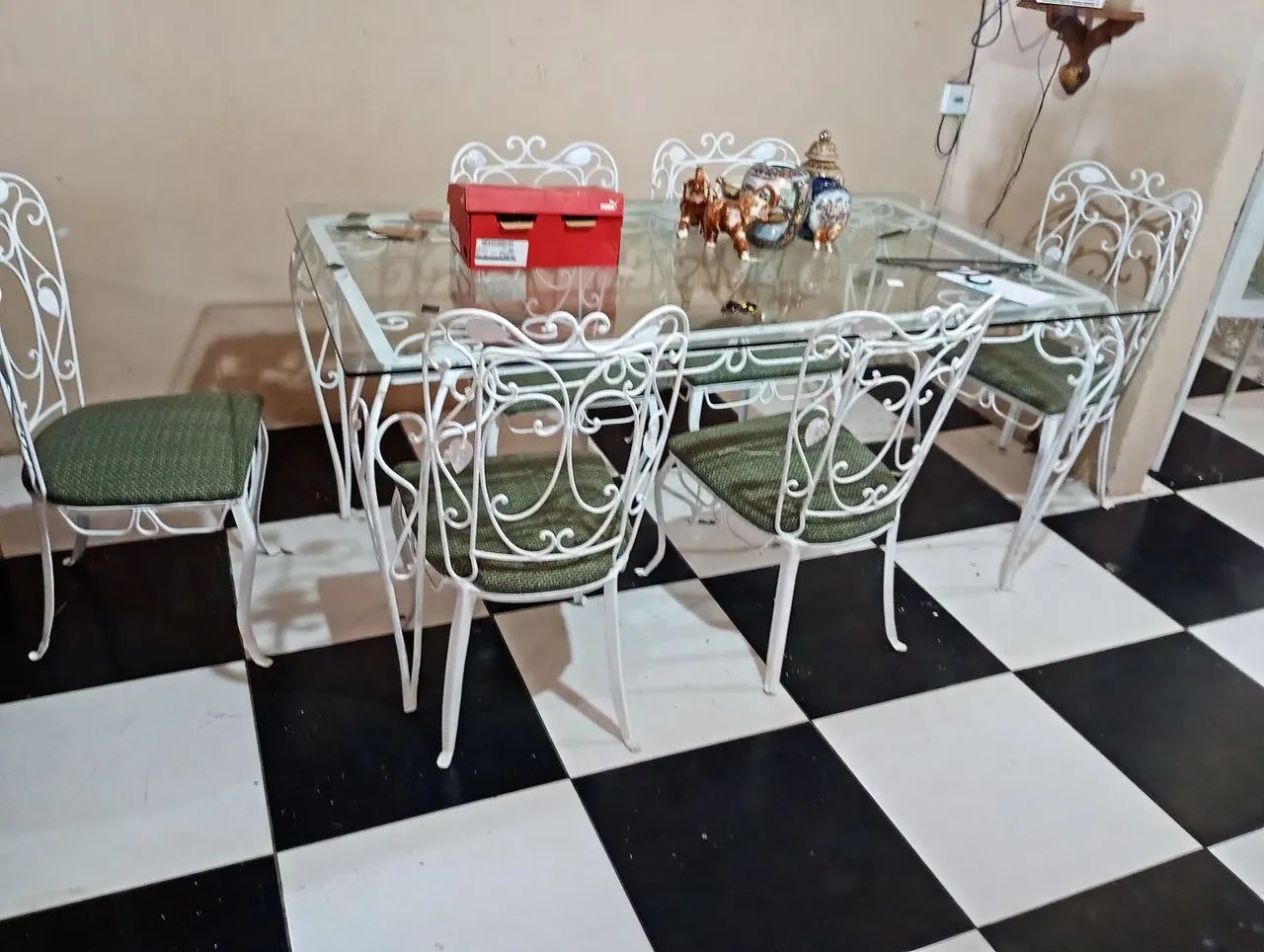 Mesa de ferro antiga com 6 cadeiras. Sem avarias.