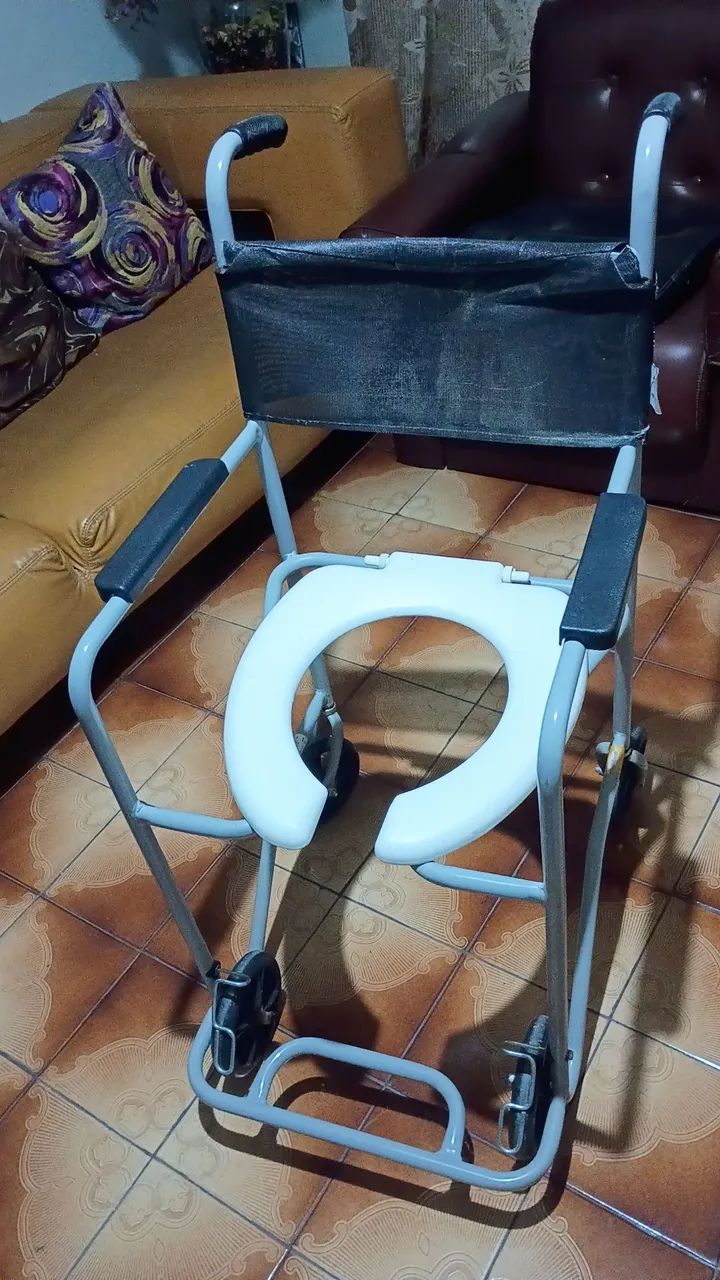 Cadeira de banho com rodas - Foto 2