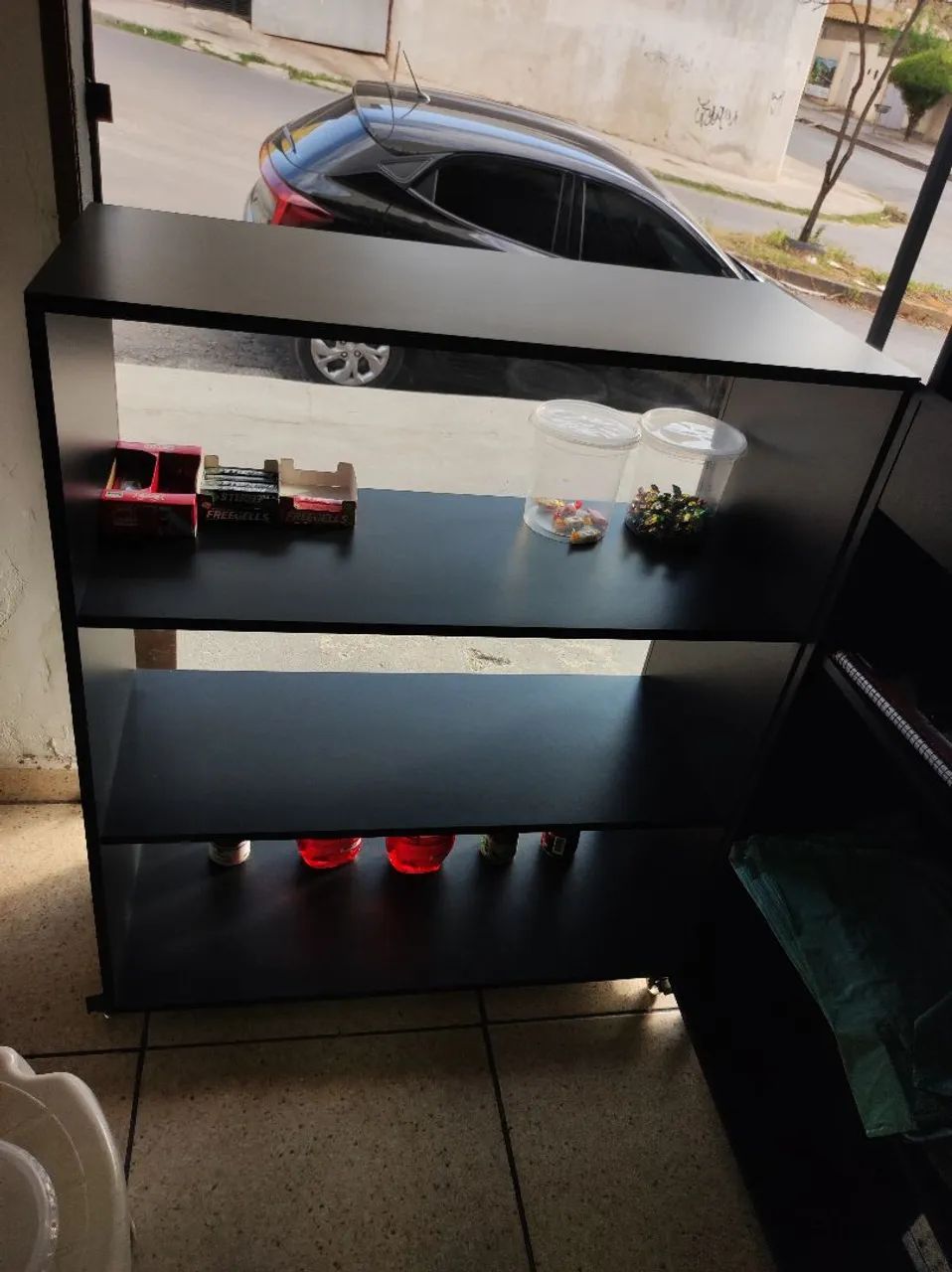 Vendo balcão expositor com balcão de caixa , material em MDF  - Foto 5