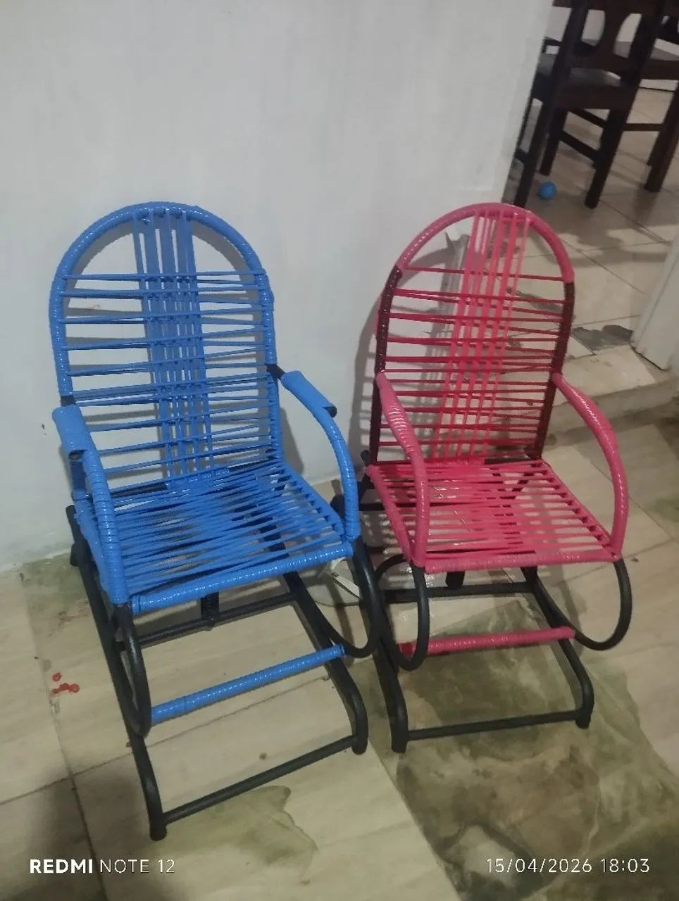 Vende duas cadeiras infantil de macarrão nova