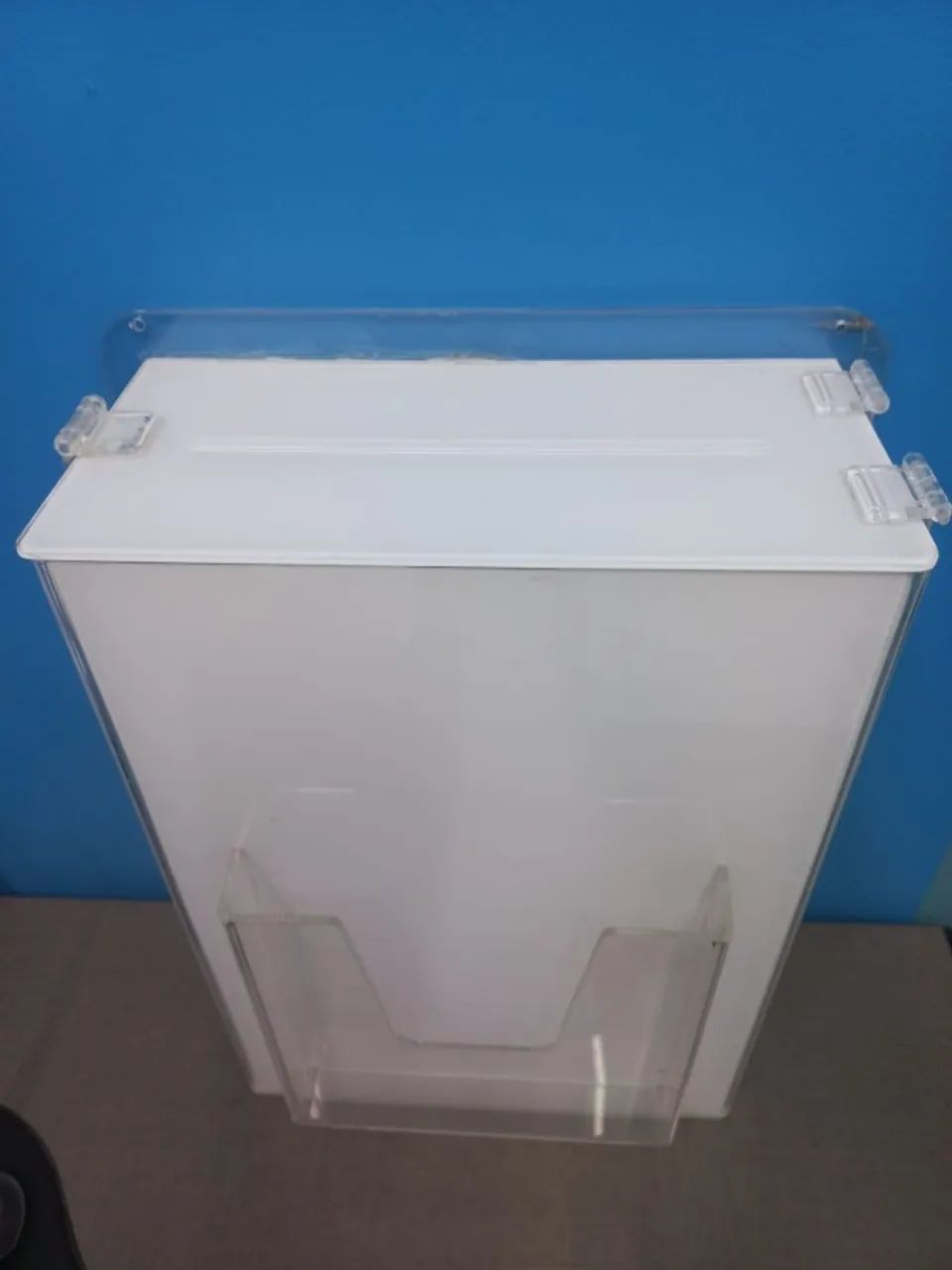 Caixa de sugestões em Acrilico; (Altura: 35cm x Largura: 25cm x Profundidade: 16cm)  Pode 