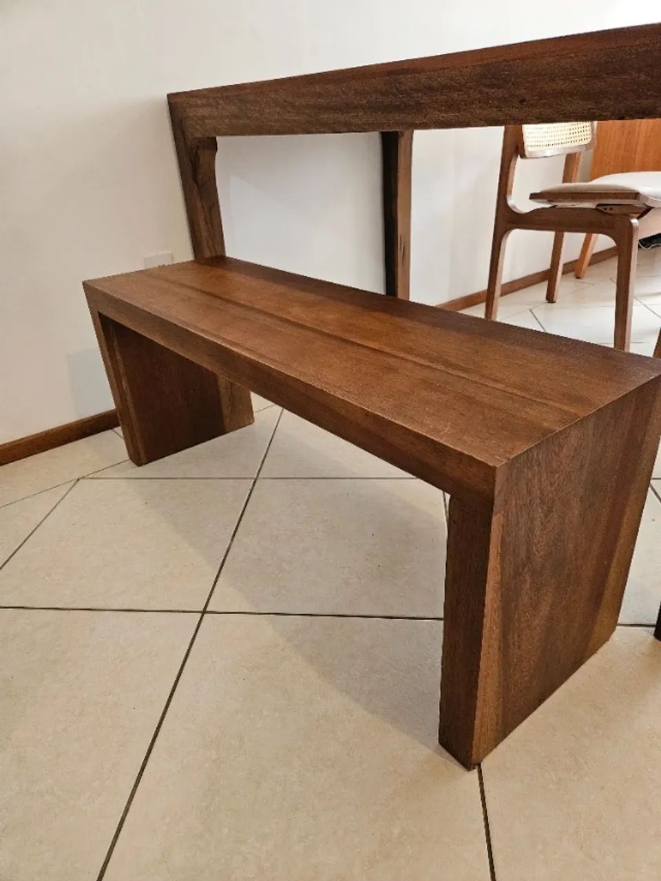 Mesa de jantar e banco de madeira - Foto 3