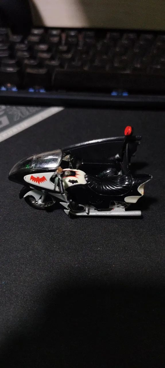 Carrinho Hotwheels Batcycle com o Sidecar do Robin 1966 - Foto 3