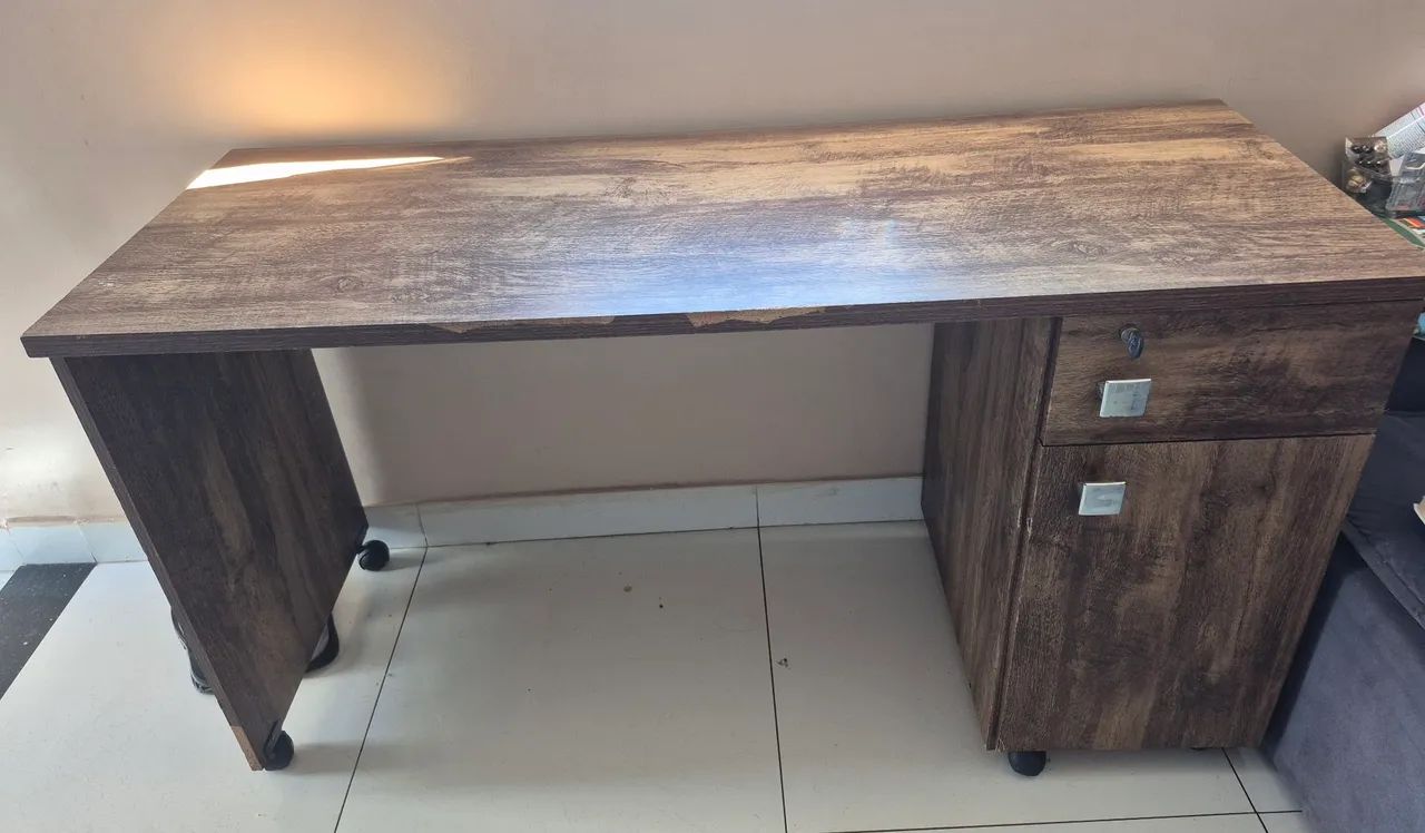 Vendo escrivaninha, 1 porta e 1 gaveta 