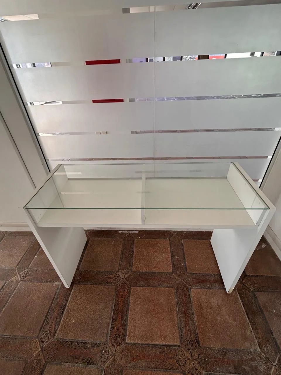 2 balcões em mdf com tampo de vidro  - Foto 4